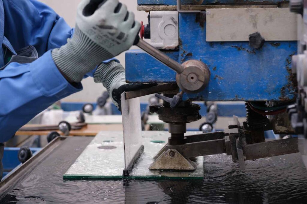 ガラスに穴をあけているところ2