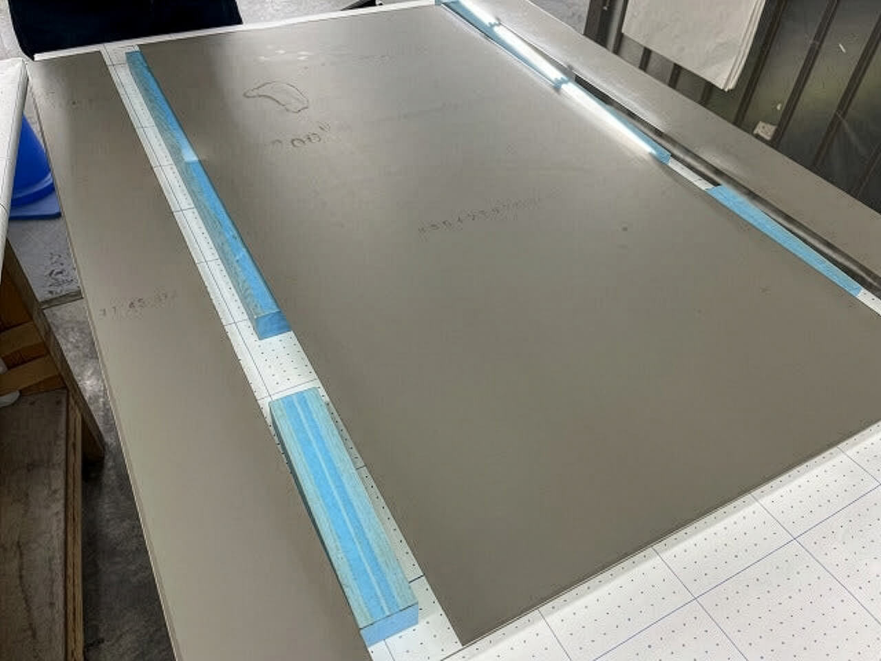 水貼りをする銀抜き加工した鏡