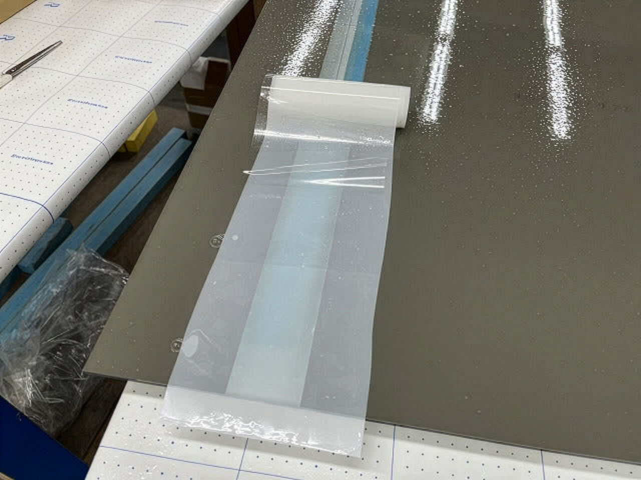 銀抜きした部分に乳白色のフィルムを貼っているところ1