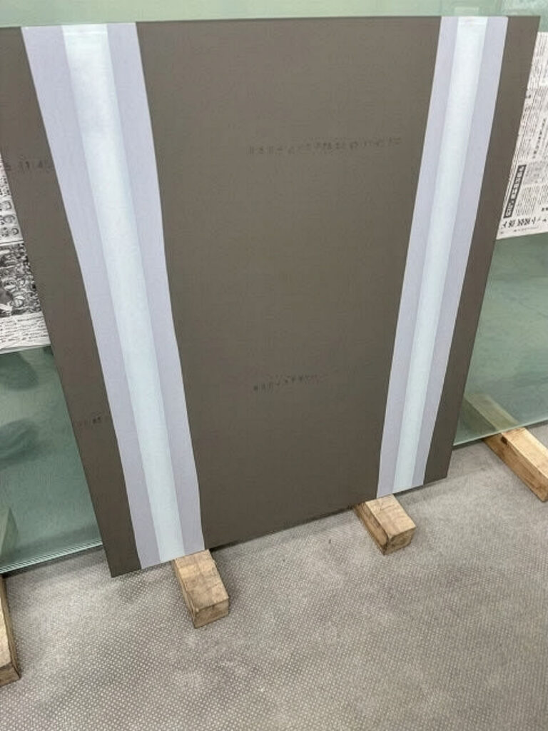 銀抜きした部分に乳白色のフィルムを貼り終えたところ1