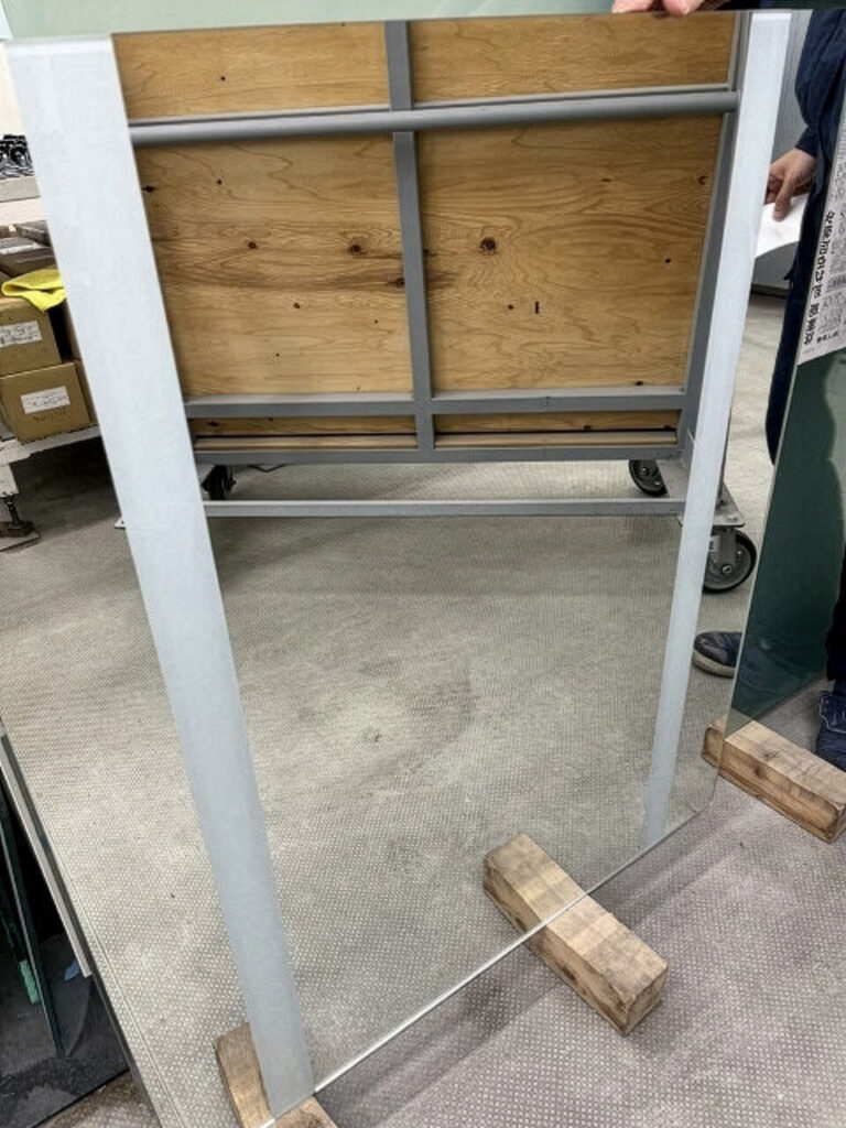 銀抜きした部分に乳白色のフィルムを貼り終えたところ2