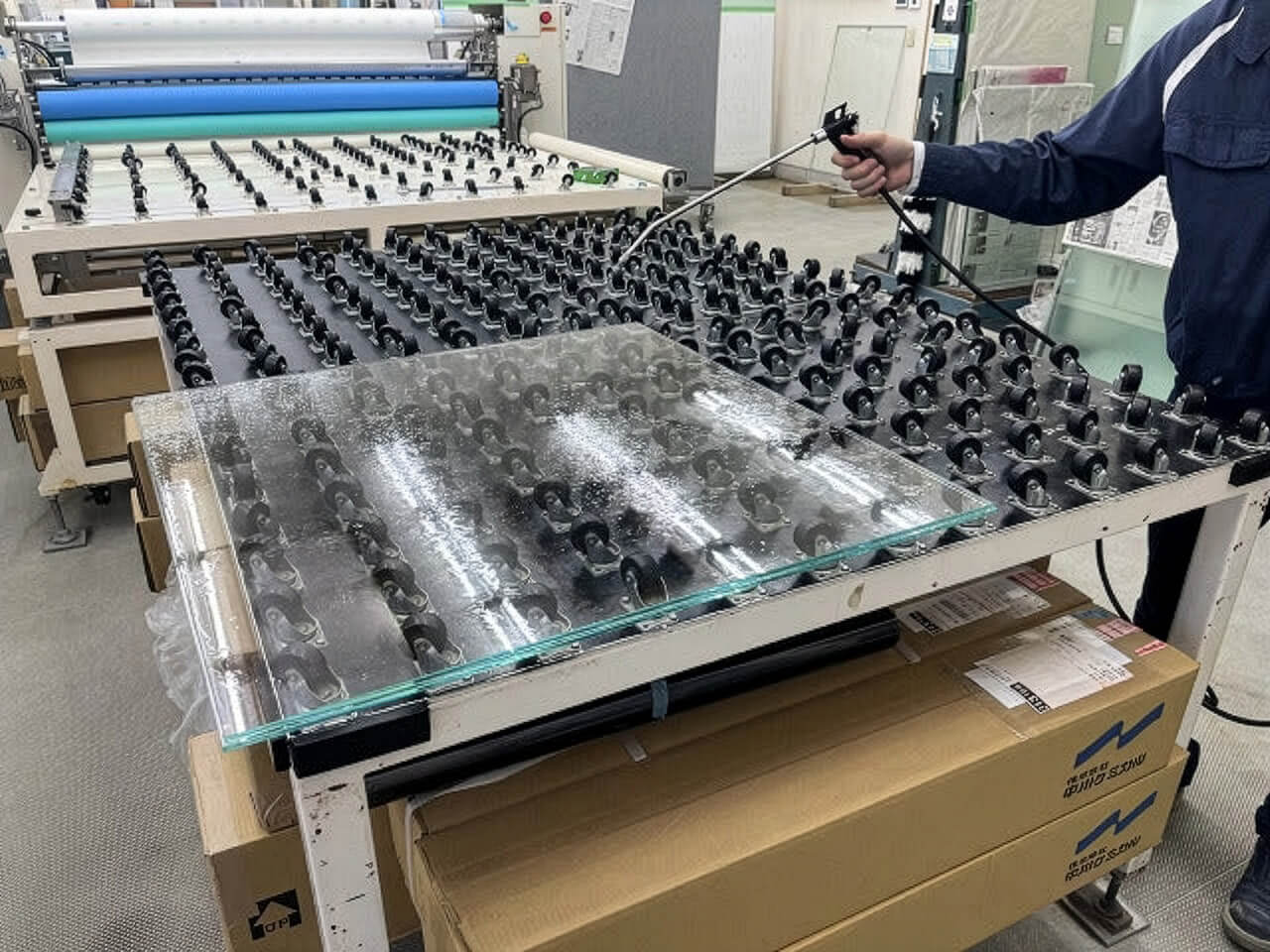 フィルム貼り前にクリーニングをしている様子