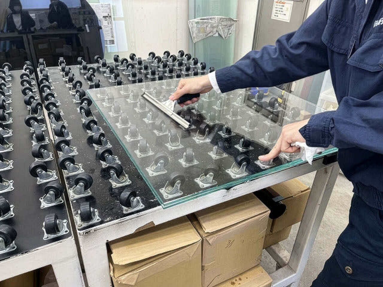 フィルム貼り前のクリーニング（スクイージーで仕上げ）