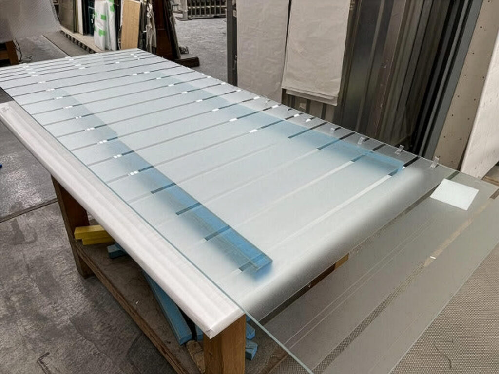 全面にすりフィルムを貼って、一部を切り出している様子