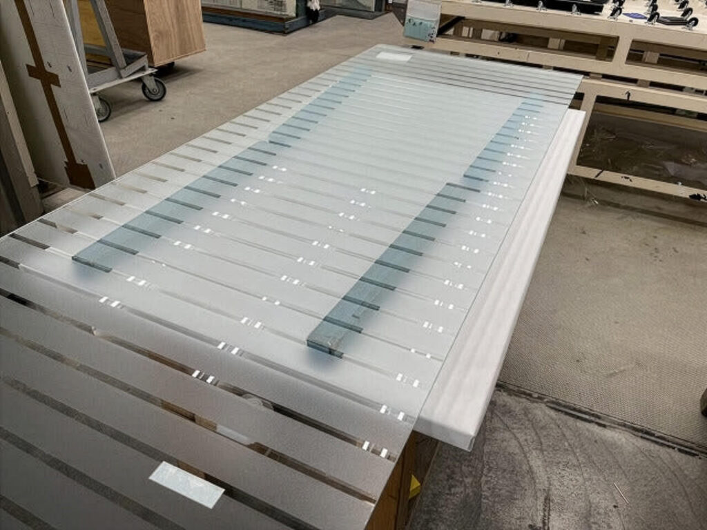 全面にすりフィルムを貼って、一部を切り出している様子2