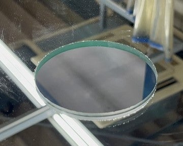 ガラスにあいた穴