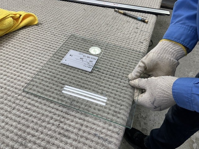 にゅうを入れた部分を手で割っているところ