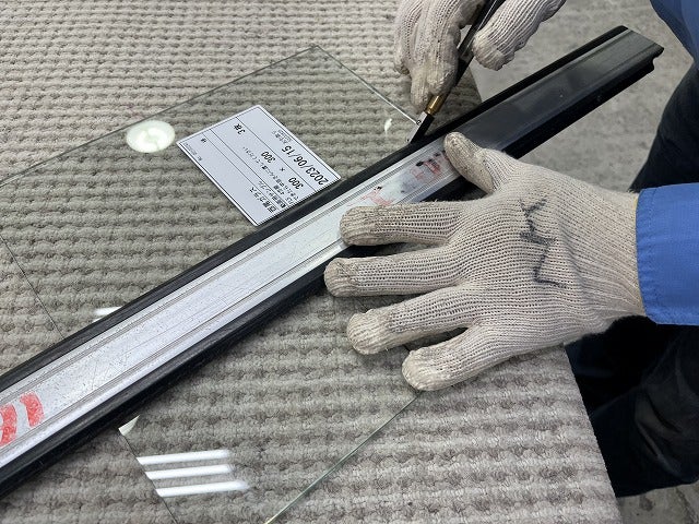 穴と切り出す部分をガラスカッターでカットする